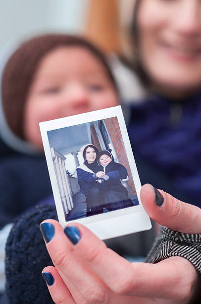 fotografie matky a dítěte - zima fotky - stock snímky, obrázky a fotky