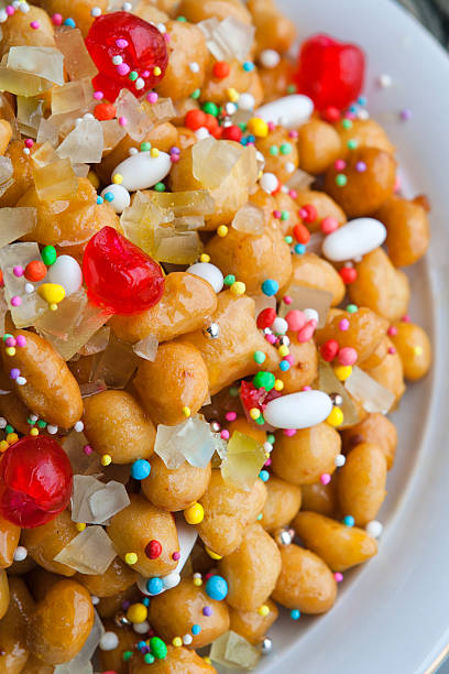 Napolitana Struffoli Sobremesa de Natal Banquete - fotografia de stock