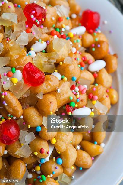 Napolitana Struffoli Sobremesa De Natal Banquete - Fotografias de stock e mais imagens de Struffoli - Struffoli, Bolo de Natal, Comida