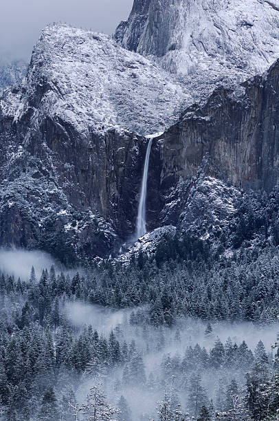 misty mañana sobre bridalveil falls en yosemity parque nacional - yosemite national park winter waterfall california fotografías e imágenes de stock