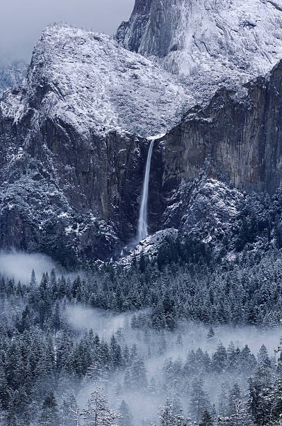 cachoeira bridalveil manhã no misty em yosemity national park - yosemite national park winter waterfall california - fotografias e filmes do acervo