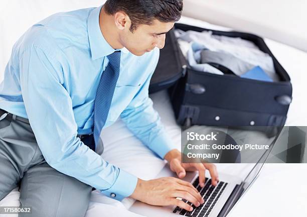 Formal Homem De Negócios Usando Um Computador Portátil Na Cama - Fotografias de stock e mais imagens de 20-29 Anos