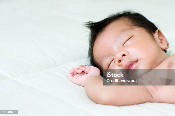 Foto de Bonito Bebê Menino e mais fotos de stock de Recém-nascido - Recém-nascido, Dormindo, Cor Preta