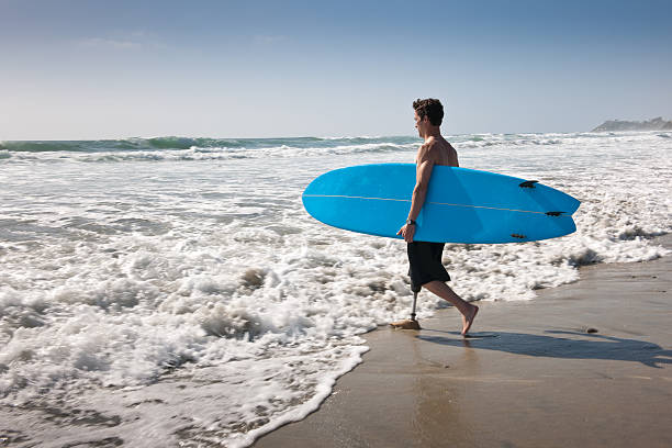 amputato surfista - men beach running shirtless foto e immagini stock