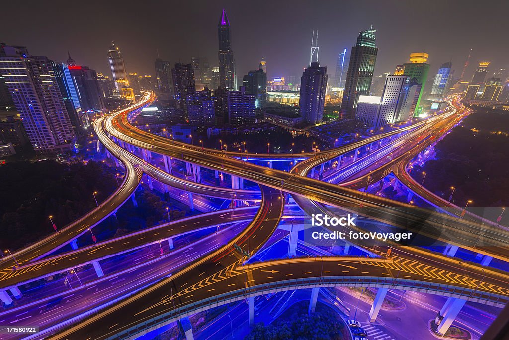 Shanghai neon night highway futurista iluminado rascacielos de China - Foto de stock de Autopista libre de derechos