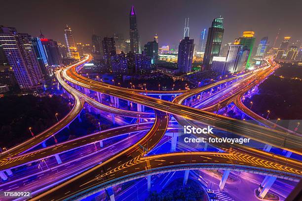 Shanghai Neon Night Highway Futurista Iluminado Rascacielos De China Foto de stock y más banco de imágenes de Autopista