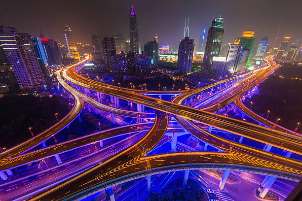 上海のネオン照明付きの摩天楼の未来的な夜のハイウェイ中国 - aerial view shanghai technology multiple lane highway ストックフォトと画像