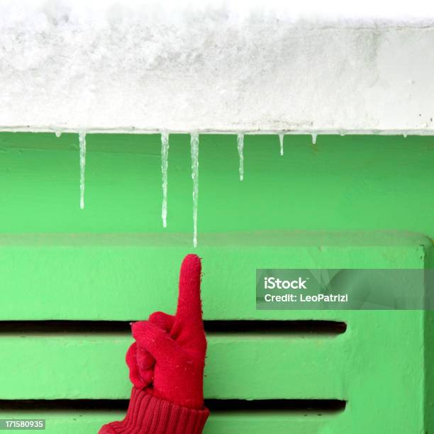 Ręka Z Czerwony Rękawica I Sezon Zimowy - zdjęcia stockowe i więcej obrazów Rękawiczka - Rękawiczka, Palec wskazujący, Śnieg