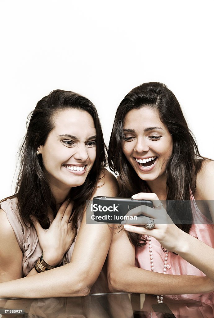 Szczęśliwy młodych kobiet w przedniej części smartfona - Zbiór zdjęć royalty-free (20-24 lata)