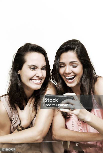 Szczęśliwy Młodych Kobiet W Przedniej Części Smartfona - zdjęcia stockowe i więcej obrazów 20-24 lata