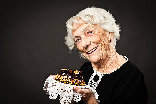 sonriendo abuela - fruitcake christmas cake cake christmas fotografías e imágenes de stock