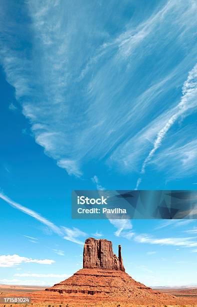 Blauer Himmel Über Dem West Fäustling Butte Monument Valley Usa Stockfoto und mehr Bilder von Amerikanische Kontinente und Regionen