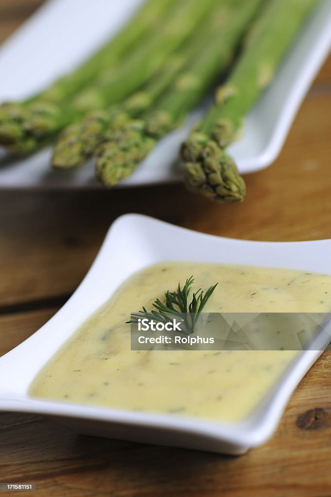 Salsa olandese Herbage con asparagi Close-Up - Foto stock royalty-free di Salsa olandese