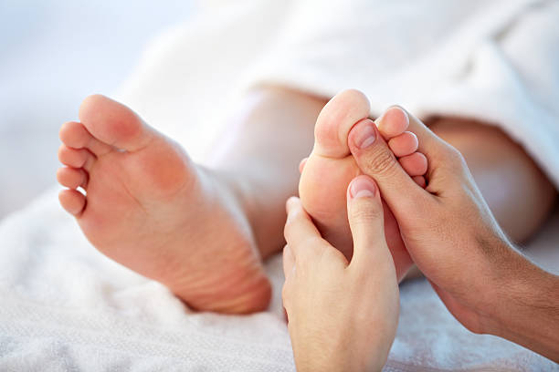 riflessologia - foot massage foto e immagini stock