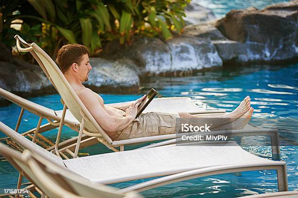 Mann Mit Tablet Am Pool Stockfoto und mehr Bilder von Arbeiten - Arbeiten, Computer, Erwachsene Person