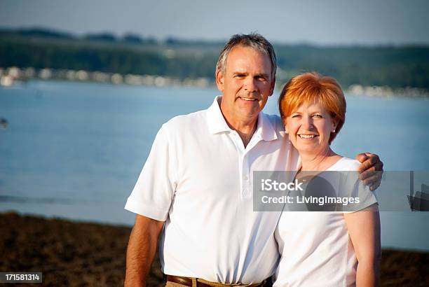 Paar Auf Den See Stockfoto und mehr Bilder von Abenddämmerung - Abenddämmerung, Aktiver Senior, Alter Erwachsener