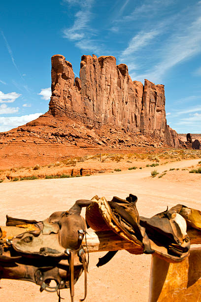 siodełka na pomnik doliny arizona, usa - natural landmark outdoors vertical saturated color zdjęcia i obrazy z banku zdjęć