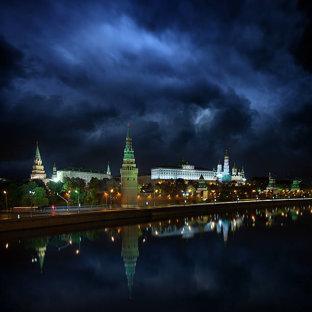 cremlino mare in tempesta nuvole, mosca, russia - surrounding wall sky river dome foto e immagini stock