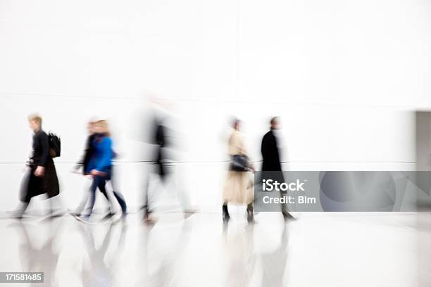 Photo libre de droit de Tous Les Voyageurs À Pied Dans Le Couloir Mouvement Flou banque d'images et plus d'images libres de droit de Blanc