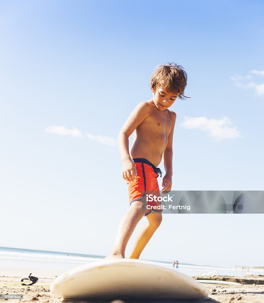 Surfeur garçon - Photo de 6-7 ans libre de droits