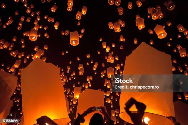 Loi Krathong Massa Lançamento Lanterna - Fotografias de stock e mais imagens de Lanterna - Lanterna, Província de Chiang Mai, Noite