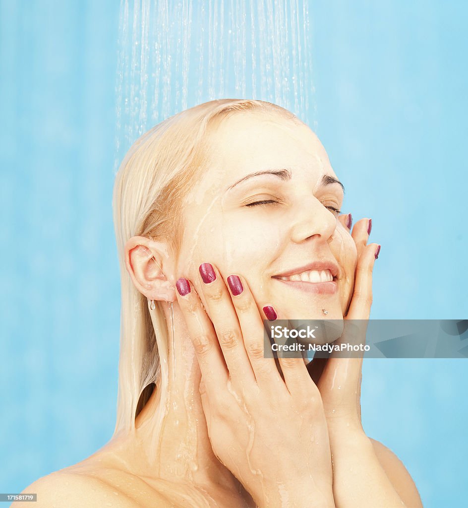 Принимая душ - Стоковые фото В помещении роялти-фри