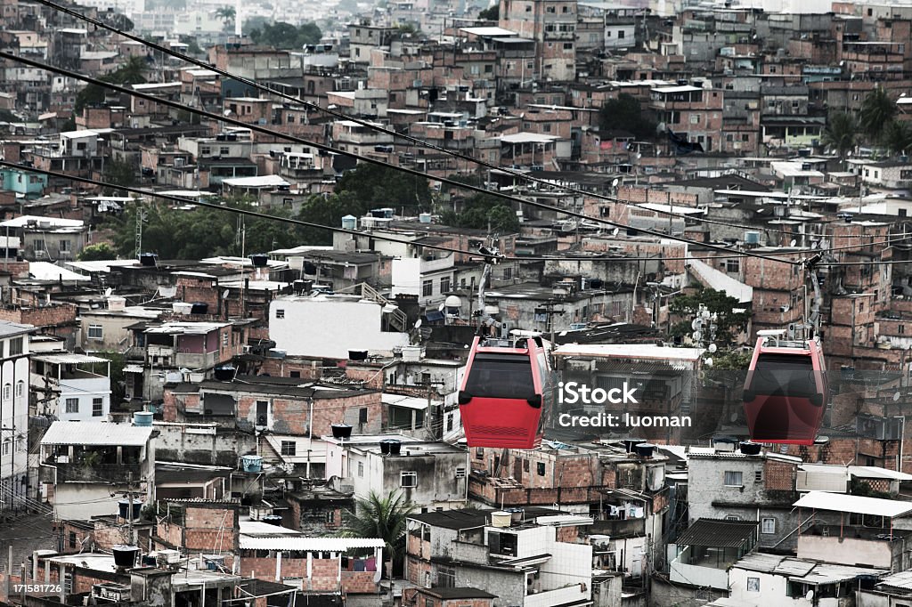 Tramway sur favelas de Rio de Janeiro - Photo de Favela libre de droits