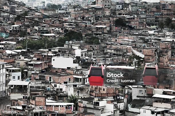 Photo libre de droit de Tramway Sur Favelas De Rio De Janeiro banque d'images et plus d'images libres de droit de Favela - Favela, Abrupt, Architecture