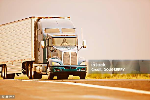 Photo libre de droit de Industrie Du Transport De Marchandises Par Route banque d'images et plus d'images libres de droit de Chauffeur routier - Chauffeur routier, Coucher de soleil, Affaires