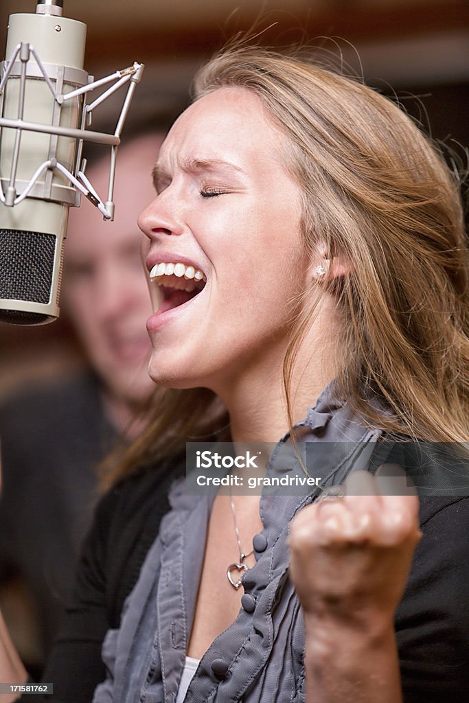 Ziemlich weibliche Musikerin Singer - Lizenzfrei Lärm Stock-Foto