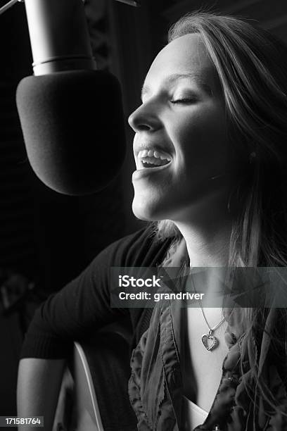 Bella Donna Artista Cantante - Fotografie stock e altre immagini di Musicista - Musicista, Studio di registrazione, Apparecchiatura di registrazione del suono