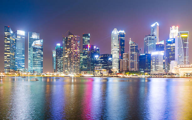 vue panoramique sur les gratte-ciel de nuit - marina bay sparse contemporary skyscraper photos et images de collection