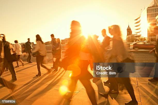 Geschäft Pendler Zu Hause Nach Der Arbeit Sonnenuntergang Hintergrundbeleuchtung Bewegungsunschärfe Stockfoto und mehr Bilder von Wärme