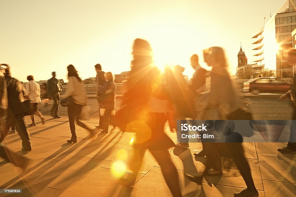 Trabalhadores de negócios andar casa depois do trabalho, pôr do sol, retroiluminado, com Movimento Desfocado - Royalty-free Calor Foto de stock