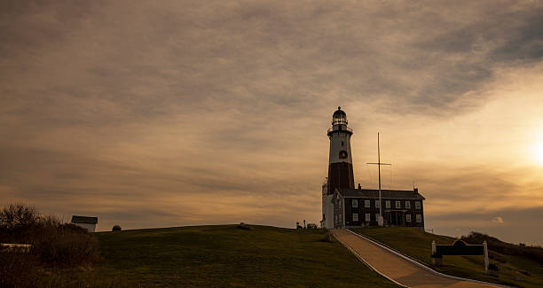 маяк в монток-поинт, длинные islans. - the hamptons long island lighthouse стоковые фото и изображения