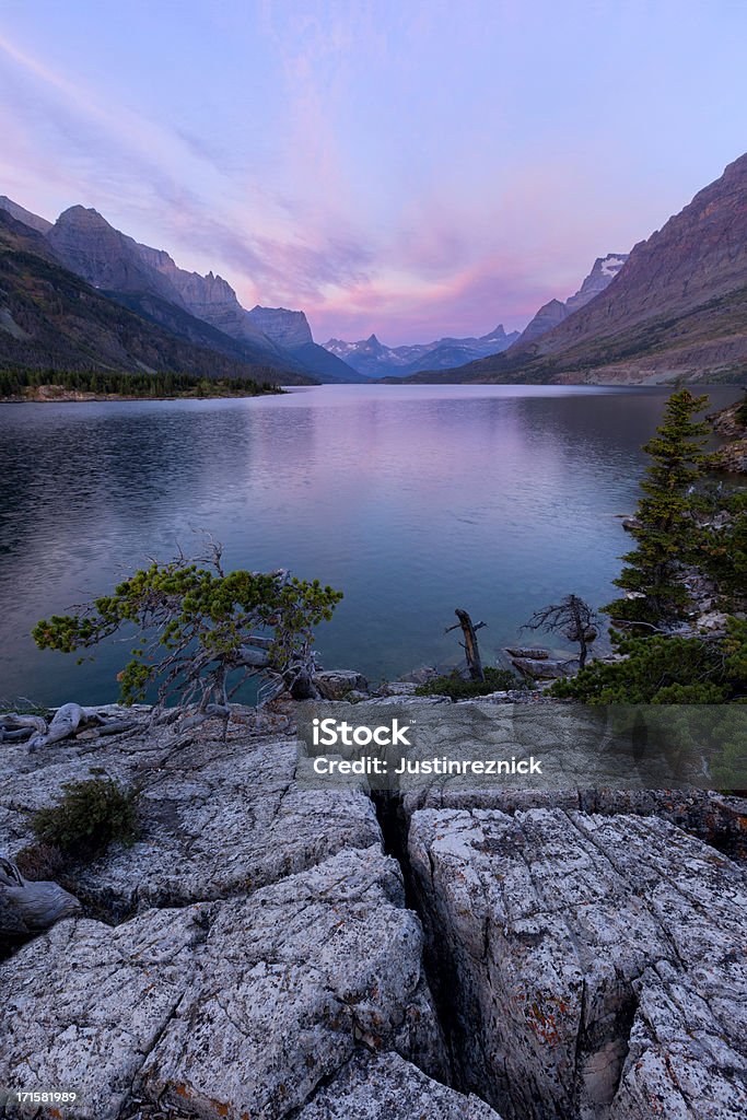 St. Mary's Lake Sunrise - Foto de stock de Lago libre de derechos