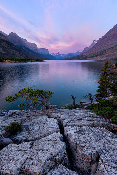 st. mary's lake sunrise - sunrise cloudscape us glacier national park vertical fotografías e imágenes de stock