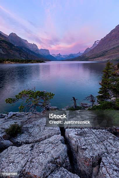 St Marys Lago Alba - Fotografie stock e altre immagini di Lago - Lago, Montana, Granito