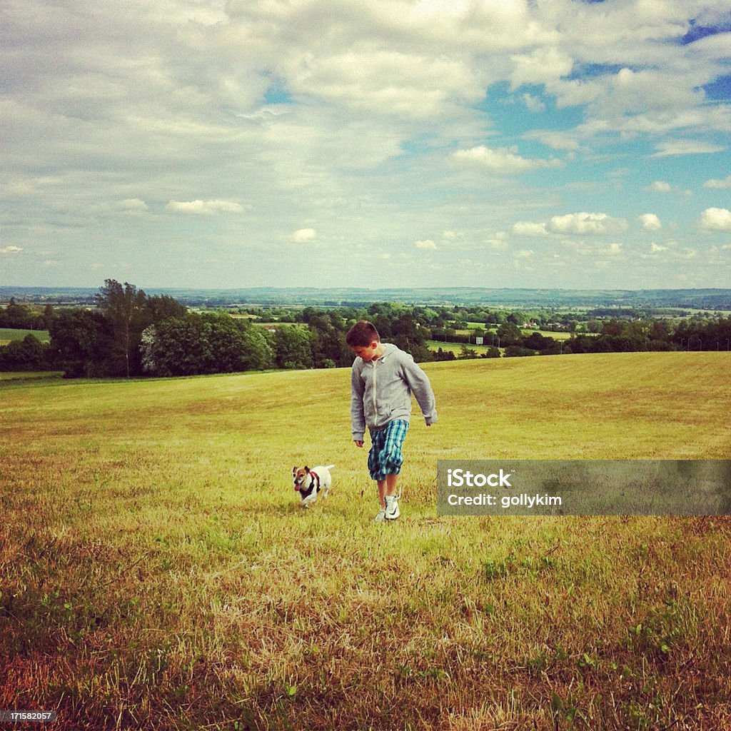 Junge mit Hund auf Wiese in Oxfordshire, England - Lizenzfrei 10-11 Jahre Stock-Foto