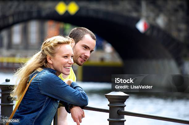 젊은 연인 커플에 대한 스톡 사진 및 기타 이미지 - 커플, 도시 관광, 파리-일 드 프랑스
