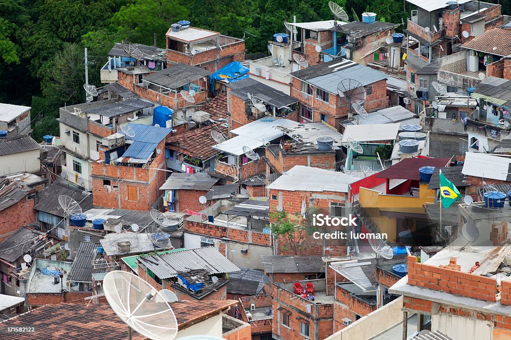 Favelas de Río de Janeiro completo con antenas de TV - Foto de stock de Favela libre de derechos