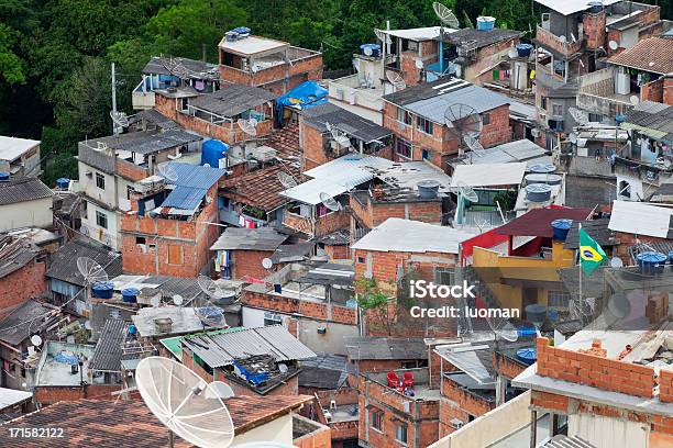 Favelas De Río De Janeiro Completo Con Antenas De Tv Foto de stock y más banco de imágenes de Favela