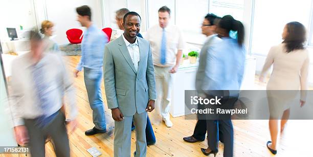 Seguro Empresario En Una Oficina De Trabajo Foto de stock y más banco de imágenes de Adulto - Adulto, Adulto joven, Africano-americano