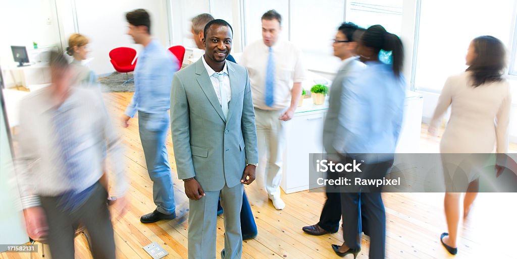 Confiante Empresário em um escritório ocupado. - Royalty-free Adulto Foto de stock