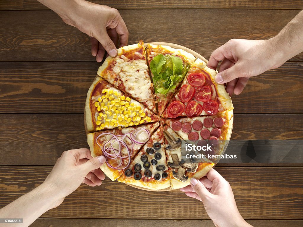 Mani tenendo miX propone fette di Pizza - Foto stock royalty-free di Pizza