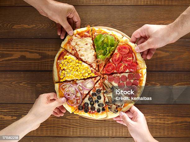 손을 쥠 혼합됨 Pizza 피자에 대한 스톡 사진 및 기타 이미지 - 피자, 다양, 슬라이스