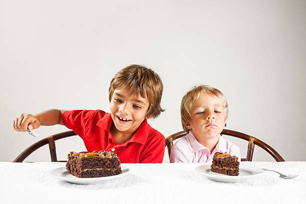 grande pedaço de bolo e um pouco, desigualdade conceito. - little cakes imagens e fotografias de stock