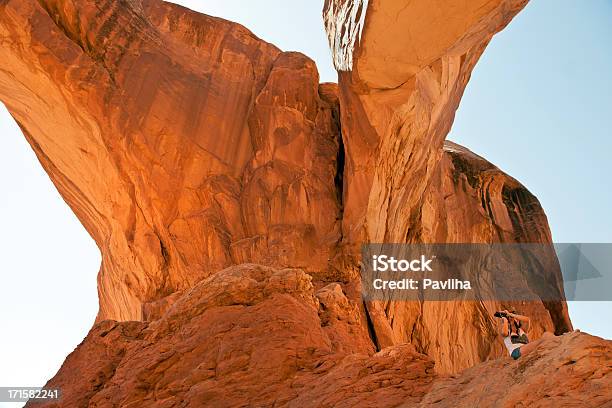 Photo libre de droit de Jeune Femme Photographier Arches Utah Étatsunis banque d'images et plus d'images libres de droit de Adulte - Adulte, Arche naturelle, Assis