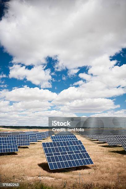 Installazione Di Pannelli Solari - Fotografie stock e altre immagini di Pannello solare - Pannello solare, Impianto di energia solare, Affari