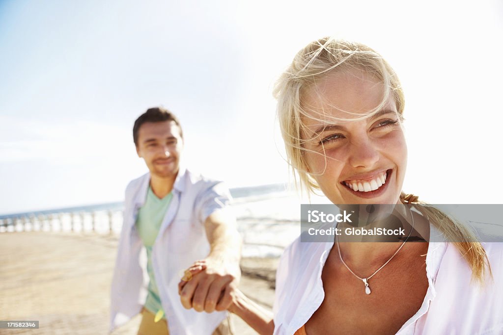 Junges Paar zu Fuß auf dem pier - Lizenzfrei Alles hinter sich lassen Stock-Foto